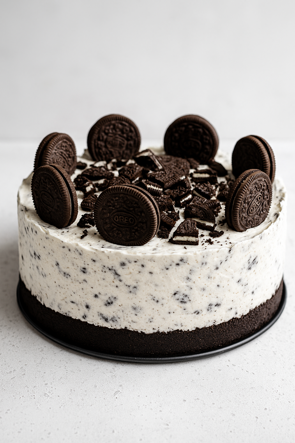 No-Bake Oreo Cheesecake final dish – creamy cheesecake topped with Oreo cookies and crumbs, served on platter.